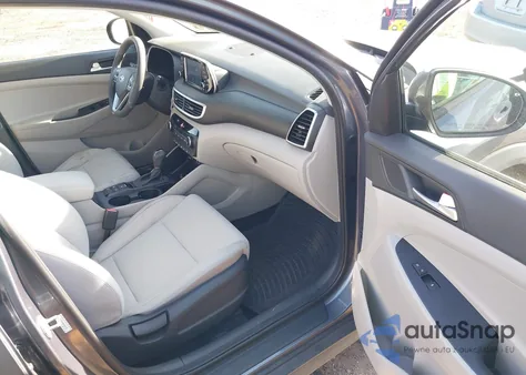 2021 Hyundai Tucson Value z USA, uszkodzony, nr VIN KM8J3CA40MU293178